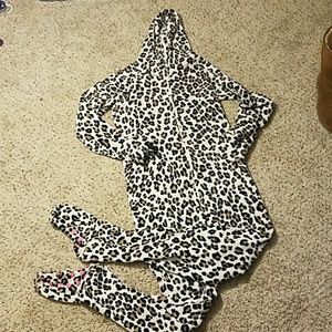《WOMEN'S CHEETAH PRINT ONESIE》